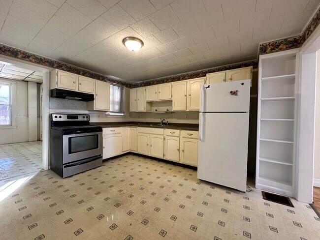 Building Photo - 2 bedroom 1 bath on quiet street.