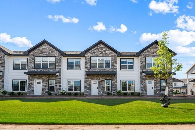 Foto del edificio - New 3 Bed Townhome with Covered Deck and Oversized Garage!