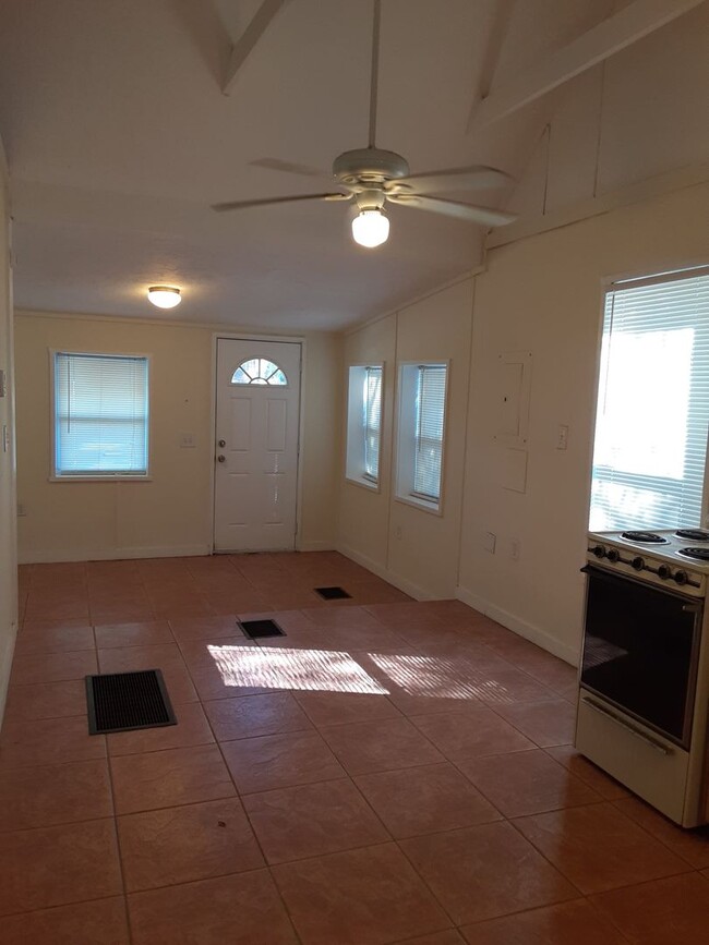 Foto del edificio - Annual unfurnished 2/1 SFH near Ringling C...