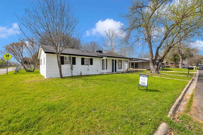 Foto del edificio - Single Story Home on a Corner Lot in Segui...