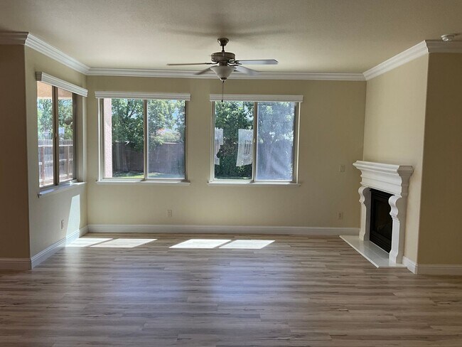 Foto del edificio - Beautiful 5Bd 4Bth With Award Winning Schools