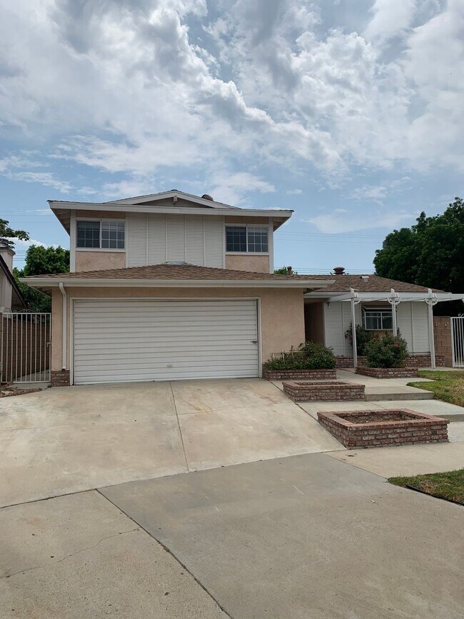 Building Photo - MOVE-IN READY! 4+2 on cul-de-sac w/XL bonu...