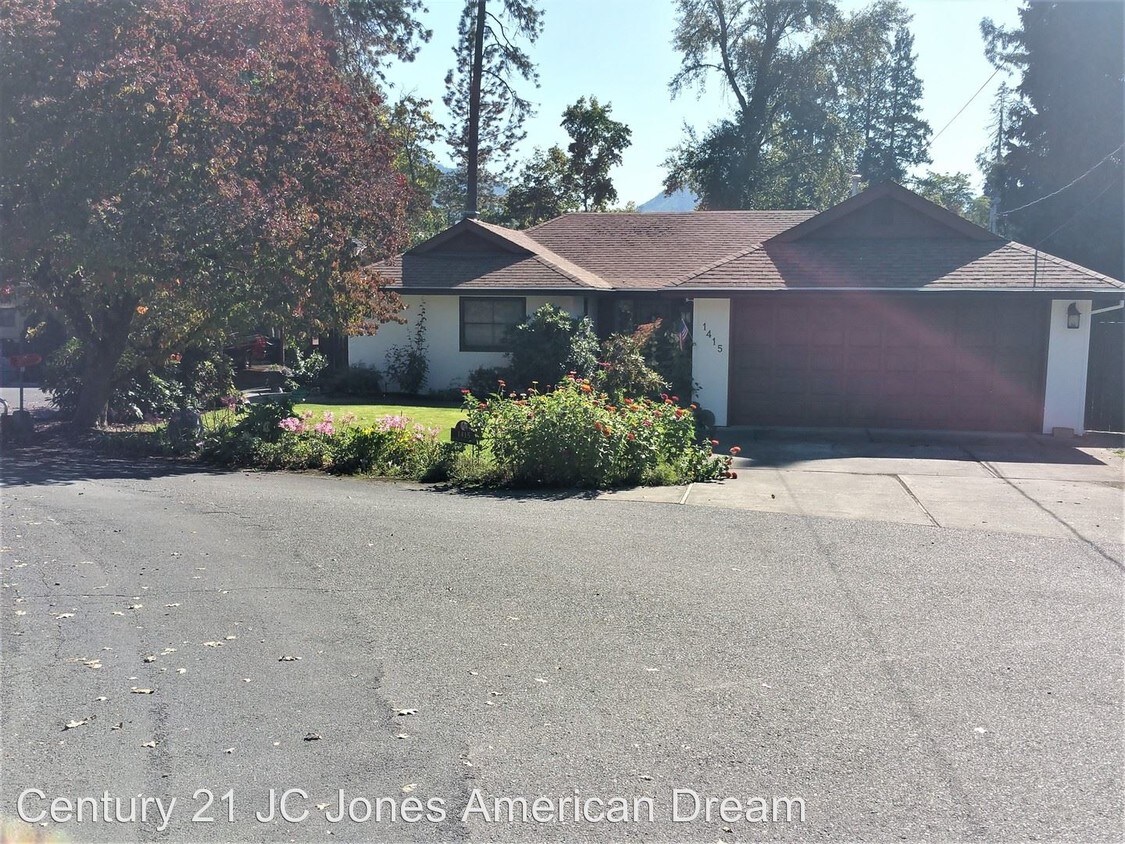 Primary Photo - 3 br, 2 bath House - 1415 SE Rogue Dr.