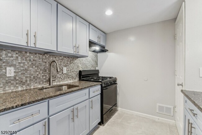 Foto del edificio - 325 Forrest St