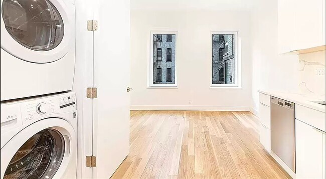 Foto del edificio - 309 W 50th ST