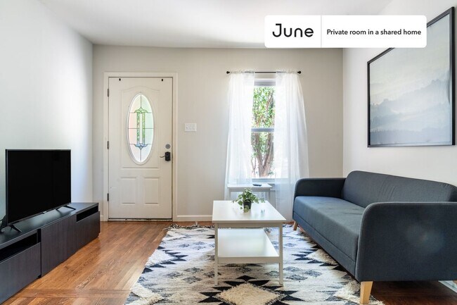 Building Photo - Private bedroom in 3 bed/2 bath Home