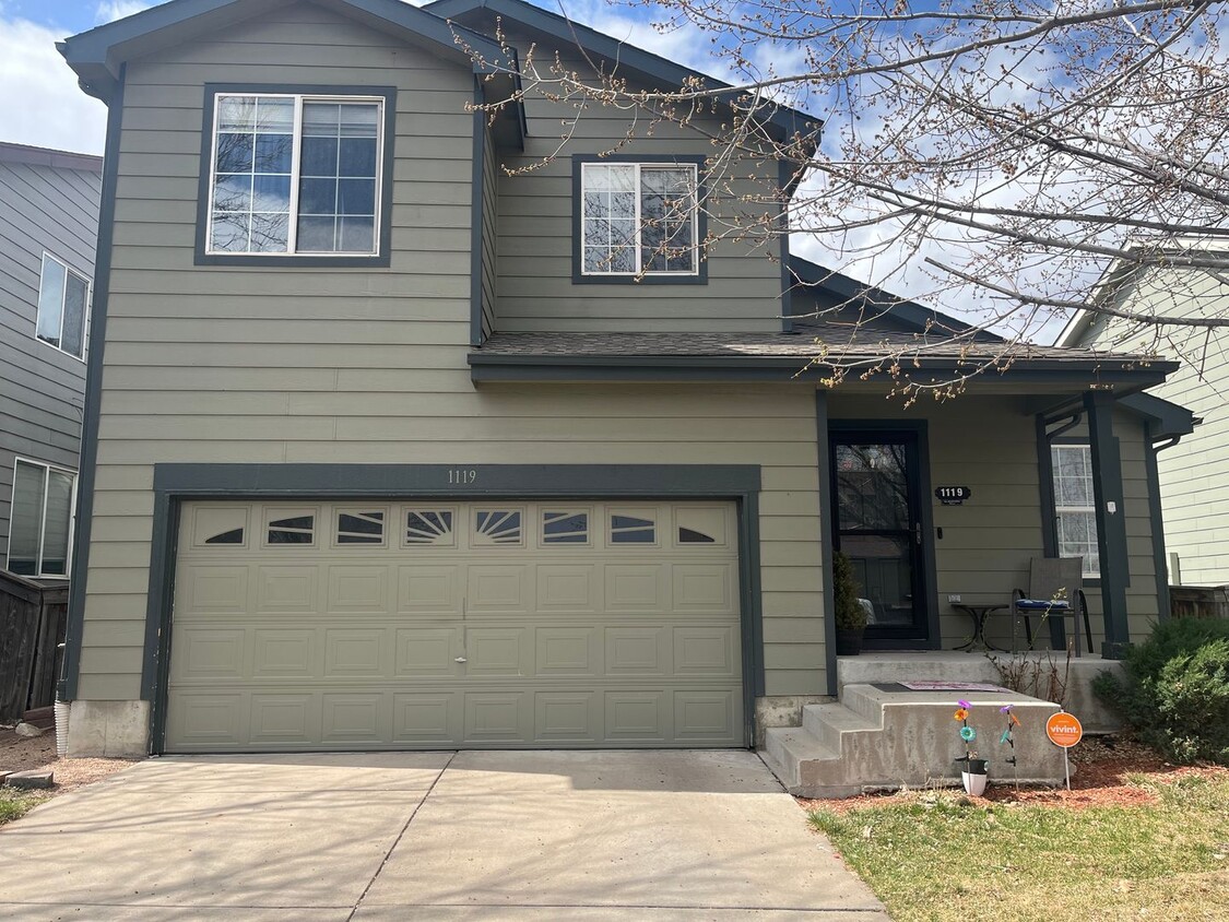Primary Photo - Spacious 3 bedroom 3 1/2 Bath