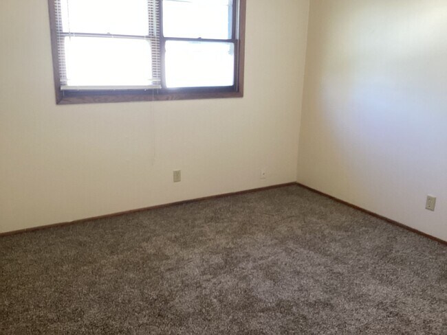 Foto del edificio - 9135-9137-9137 N Swan Rd