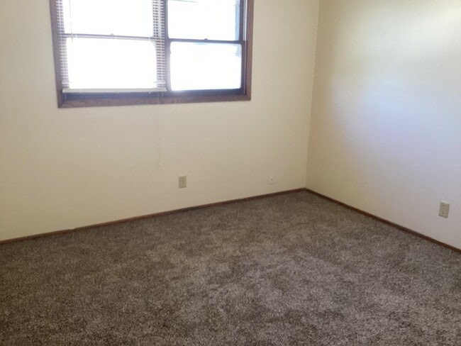 Building Photo - 9135-9137-9137 N Swan Rd