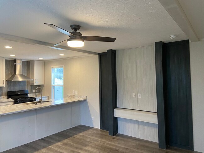 Building Photo - 303 Tamarack