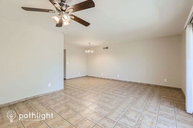 Building Photo - 2411 W Voltaire Ave