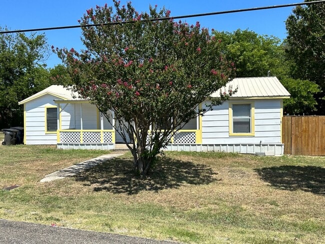 Building Photo - Charming 3 Bedroom House with Fenced Backyard | Conveniently Located near 820 and W. Camp Bowie