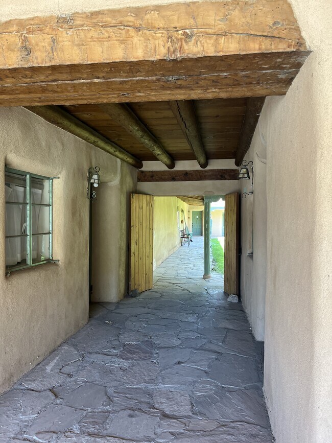 Foto del edificio - 104 Padre Martinez Ln
