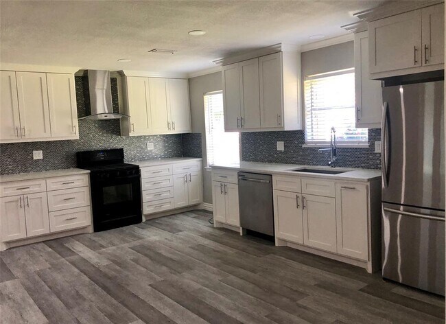 Building Photo - 3400 Eastbrook Dr