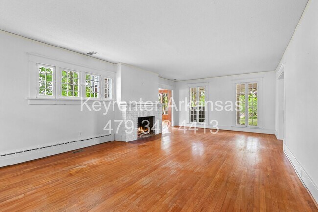 Foto del edificio - Unique, Charming and Spacious Fayetteville Home!