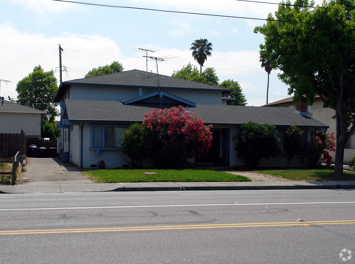 Building Photo - 512 S Fairoaks Ave