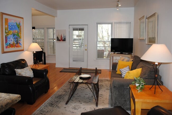 Building Photo - 1522 N La Salle Dr