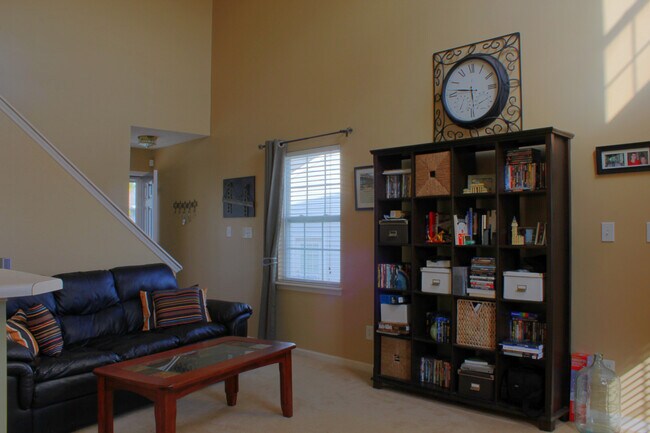 Foto del edificio - 3-bedroom House with Fenced-in Backyard Available on Sep 14th
