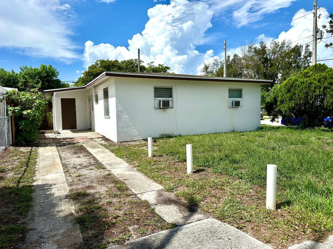 Primary Photo - 5712 Pinewood Ave