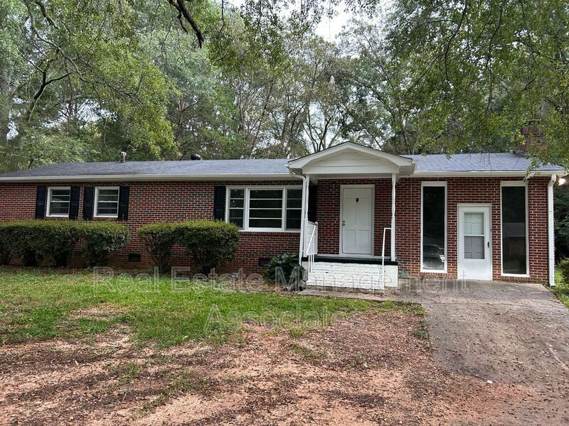 Foto principal - 2050 Lewis Dr