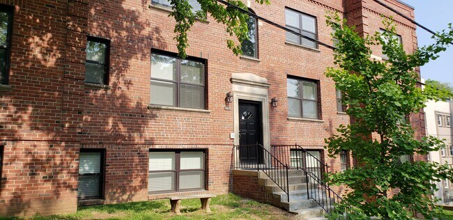 Foto del edificio - 4016 Calvert St NW