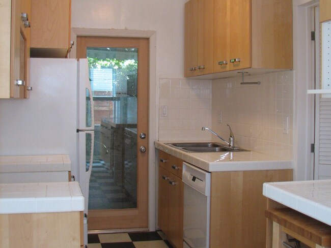 Foto del edificio - 1766 Walgrove Ave