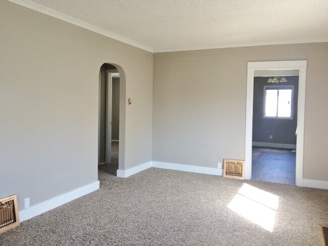 Building Photo - 2 Bed 1 Bath Home