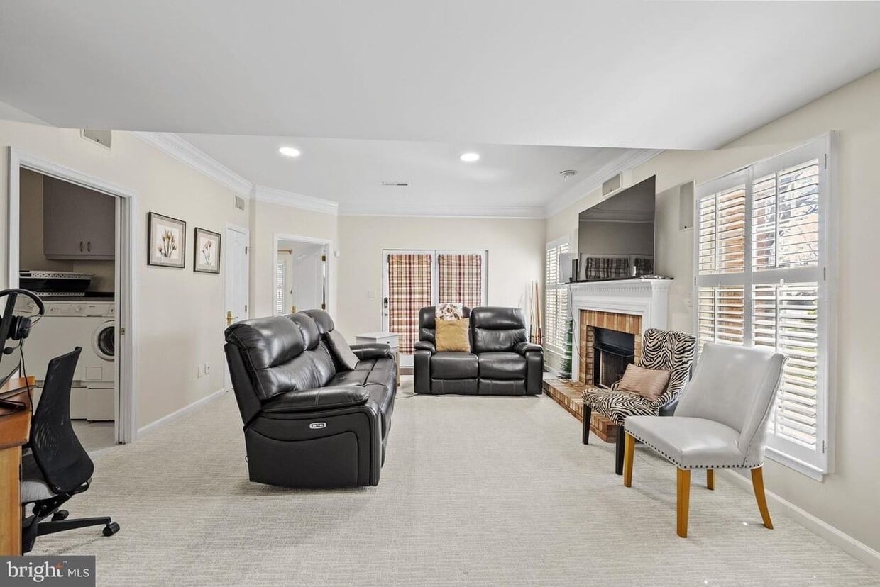Foto principal - 21515 Trowbridge Sq