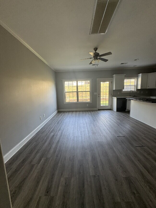 Building Photo - Beautiful townhouse near Henslee Park