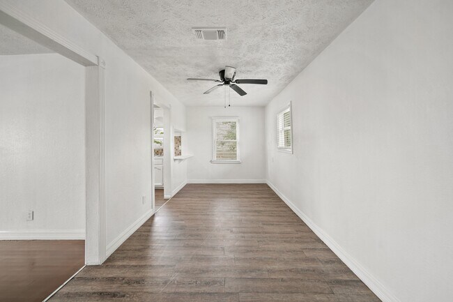 Building Photo - 606 W 7th St