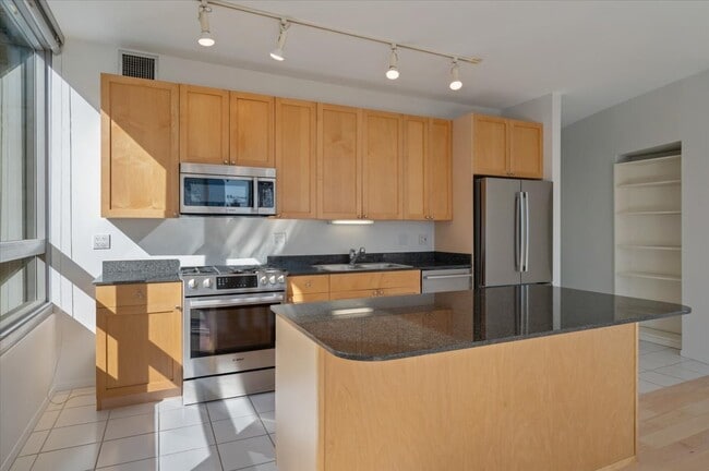 Building Photo - 701 S Wells St