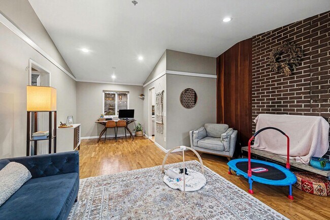 Foto del edificio - Charming 3-Bedroom Single-Family Home in Bellevue - $3,600!!