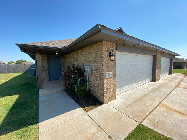 Building Photo - 3 Bed 2 Bath 2 Car Garage Duplex In Piedmo...