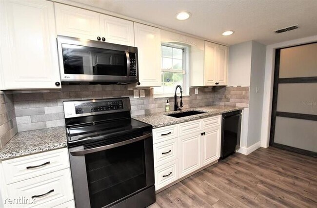 Building Photo - 3 br, 2.5 bath House - 3420 W Minnehaha St...