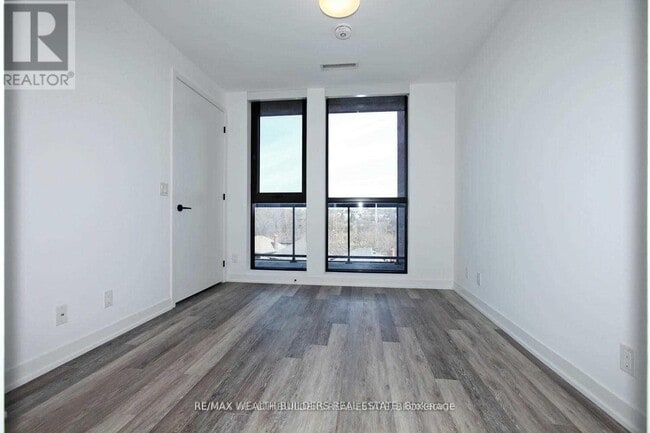 Photo du bâtiment - 2118-2118 Bloor St W