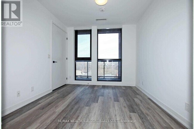 Photo du bâtiment - 2118 Bloor St W