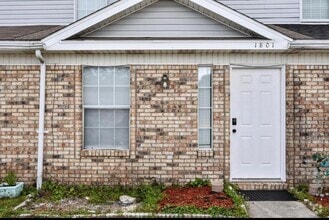 Building Photo - 1801 Pointed Leaf Ln