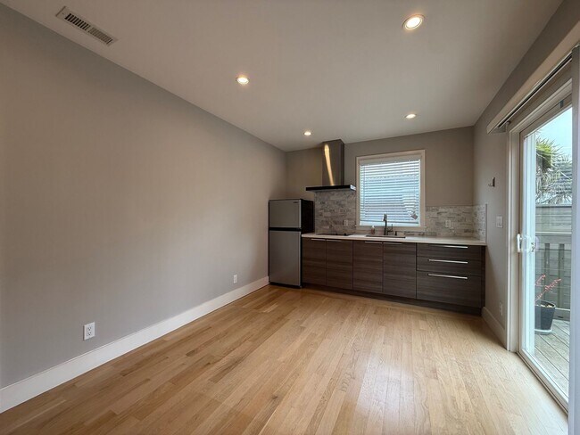 Foto del edificio - Spacious 1BD/1BA with In-Unit Laundry – Prime Commuter Location