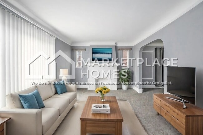 Building Photo - 15061 Pinehurst St