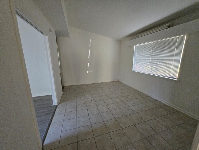 Foto del edificio - 3230 Ridgeland Dr