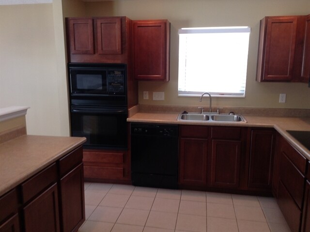 Foto del edificio - 417 Bluebell Ct