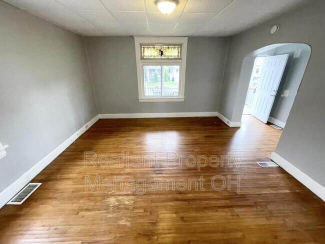 Foto del edificio - 2432 Robertson Ave