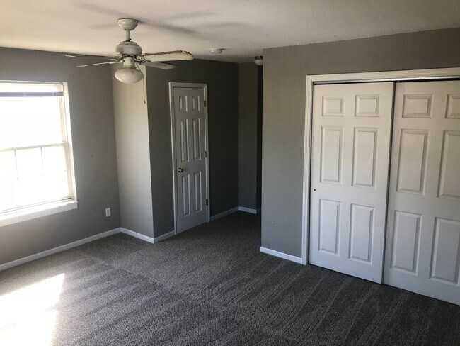 Building Photo - 4 Bedroom 3 1/2 Bathroom West Lawrence