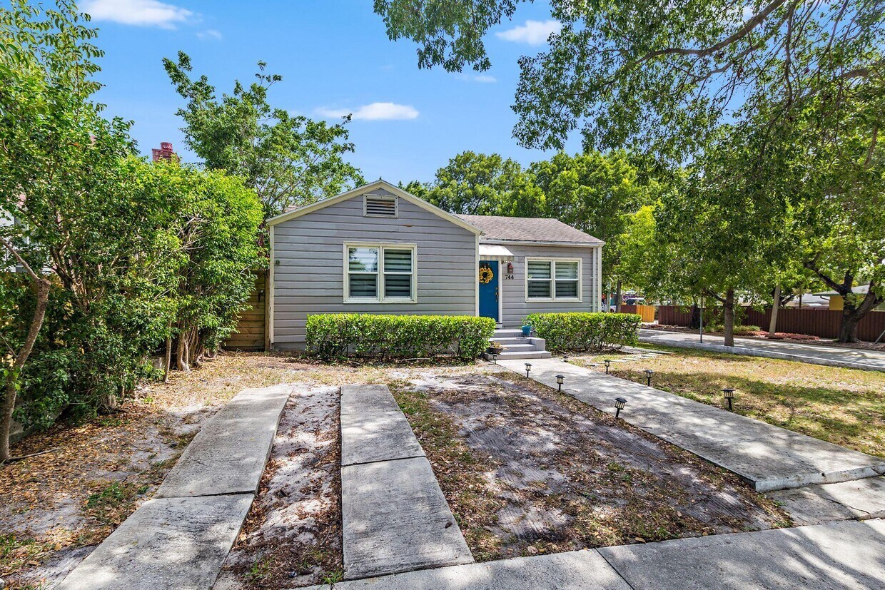 Primary Photo - 744 Avon Rd