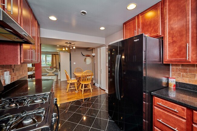 Foto del edificio - 2205 W Highland Ave