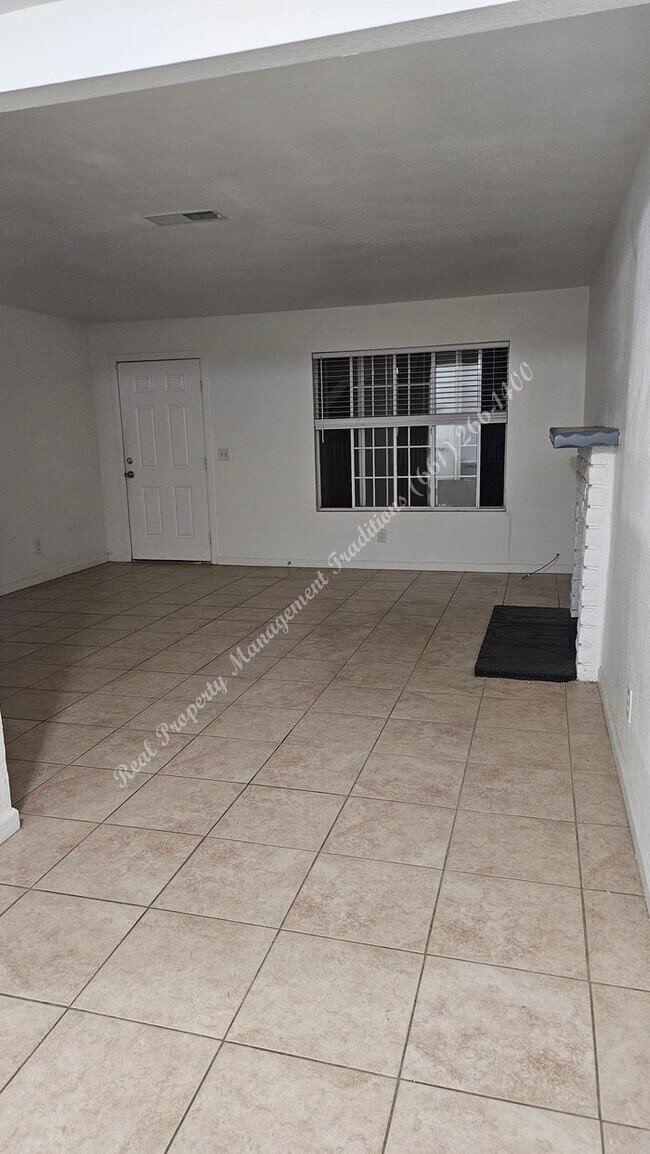 Building Photo - *** Please call us @ 661-266-1400 for information on availability, showings and applications proc...