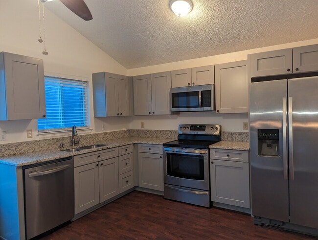 Building Photo - NW Longmont Spacious Tri Level.