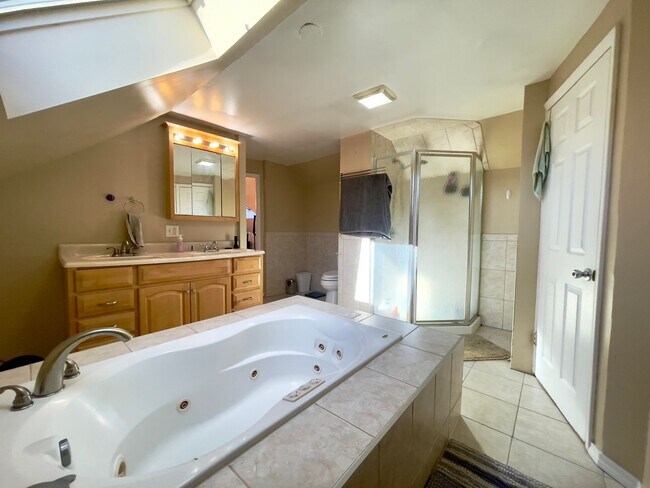 Building Photo - Huge room for rent in shared apartment in Chestnut Hill