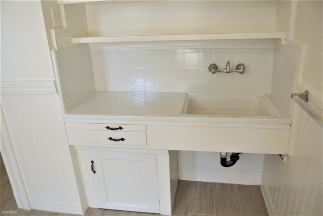 Building Photo - 1 br, 1 bath  - 827 14th St Apt C Apt C