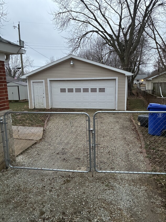 Building Photo - 1421 W Tate St